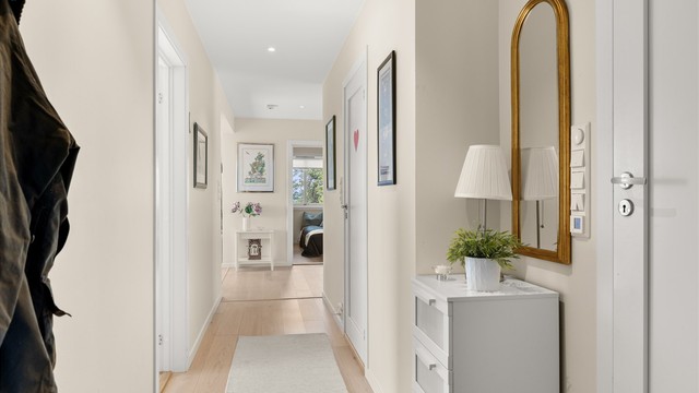 Gangen leder videre til soveromsavdelingen, bad og toalettrom.