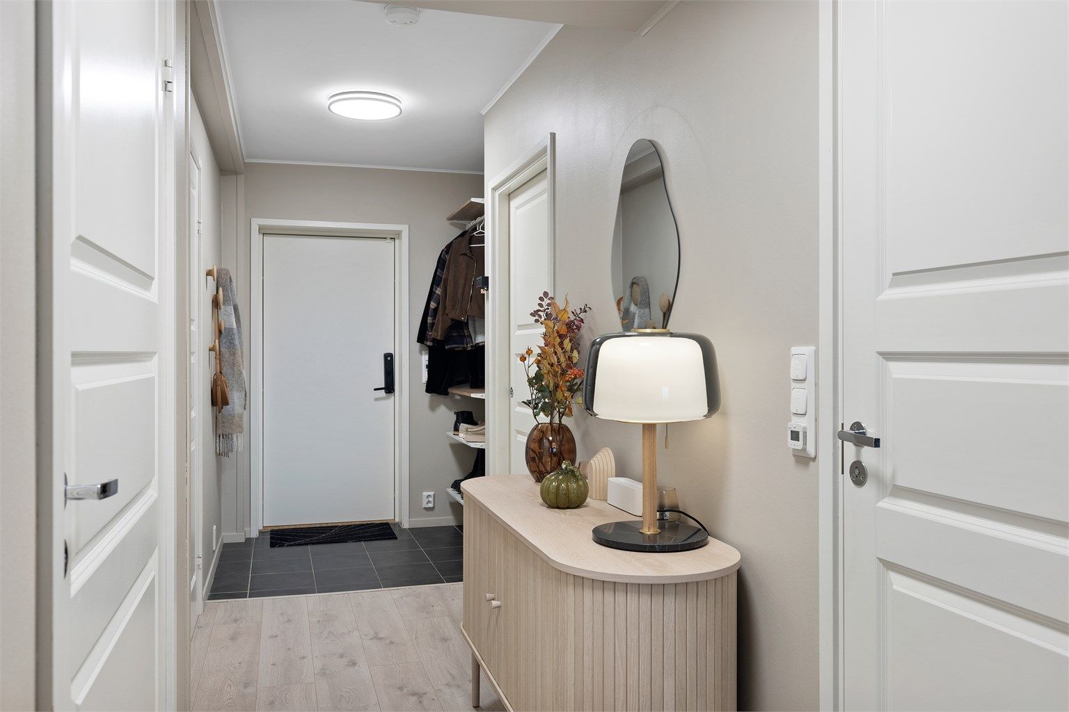Velkommen inn! Romslig entré med god plass til oppbevaring av yttertøy og sko. 