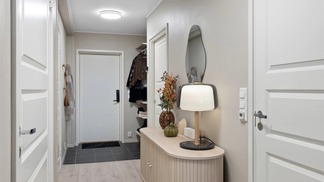 Velkommen inn! Romslig entré med god plass til oppbevaring av yttertøy og sko.