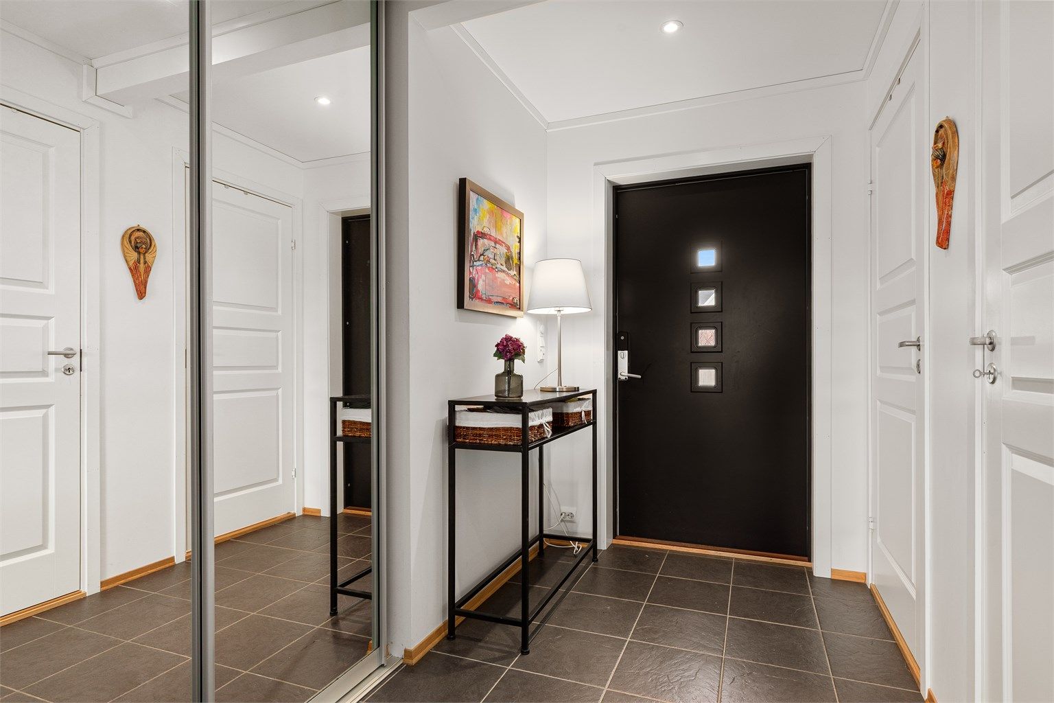 Praktisk entre med speilgarderobe 