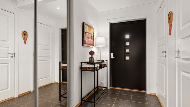 Praktisk entre med speilgarderobe