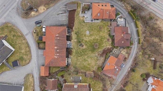 Grøntområde i midten er felleseid med naboen rundt.