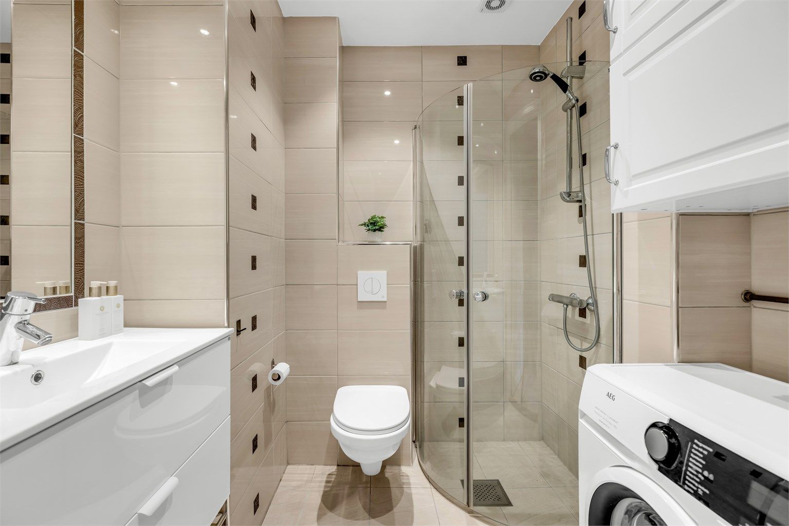 Pent flislagt baderom med gulvvarme og downlights.
