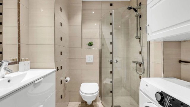 Pent flislagt baderom med gulvvarme og downlights.