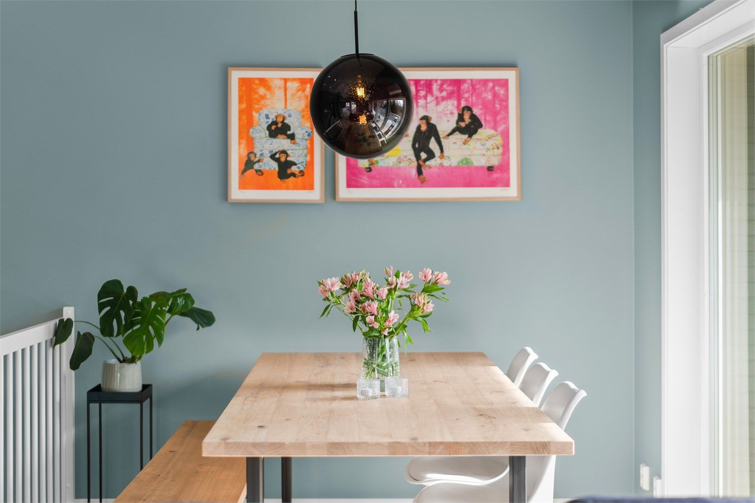 Gjennomtenkte fargevalg og materialer gir en helhetlig og moderne stil.