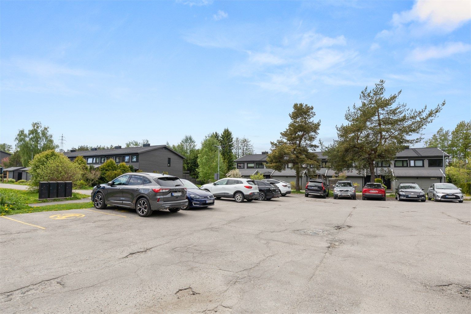 Boligen disponerer en garasjeplass og det finnes også gjesteparkering i sameiet. Lademulighet i sameiet