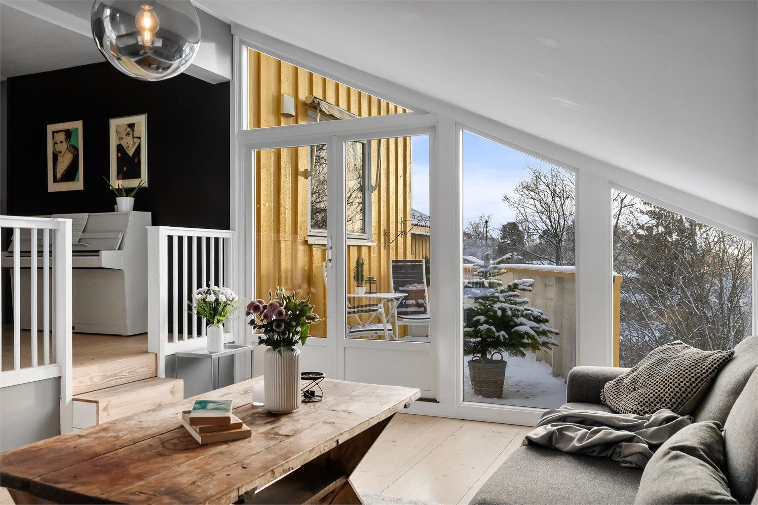 De store vindusflatene gir godt med lys og en åpen følelse.