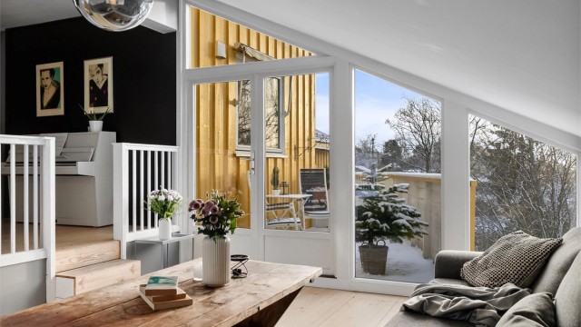 De store vindusflatene gir godt med lys og en åpen følelse.