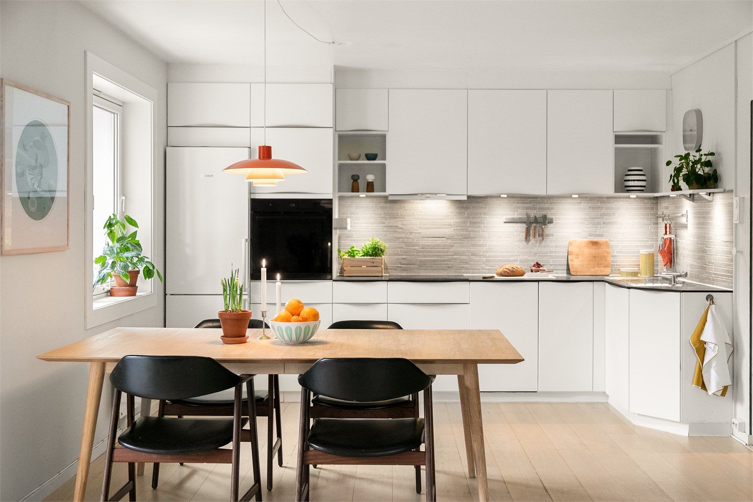 Pent Kvik-kjøkken fra 2015 med glatte fronter og god skapplass.