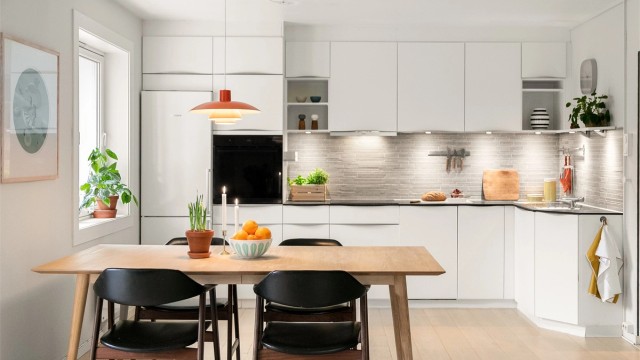 Pent Kvik-kjøkken fra 2015 med glatte fronter og god skapplass.