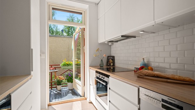 Nydelig kjøkken med fine, praktiske detaljer som gjør både matlagingen og rengjøringen enkel.