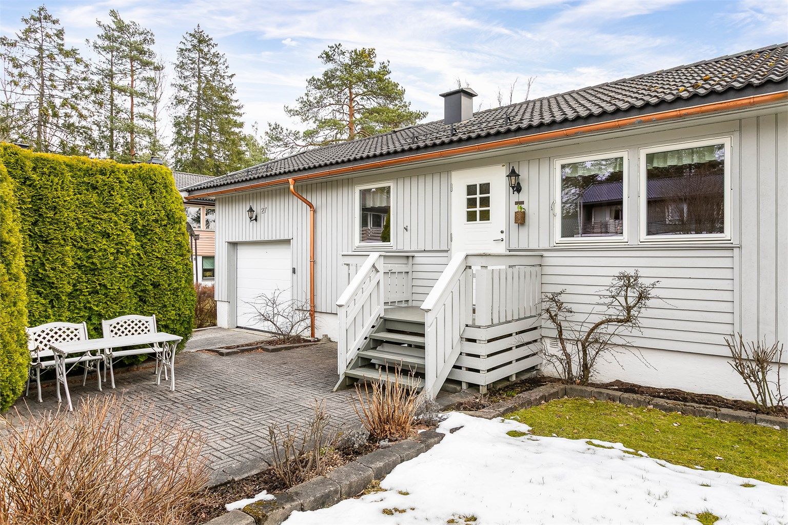 Flere uteplasser rundt boligen sikrer tilgang til solen dagen gjennom og gir i tillegg tilpasningsmulighet etter vær og vind.