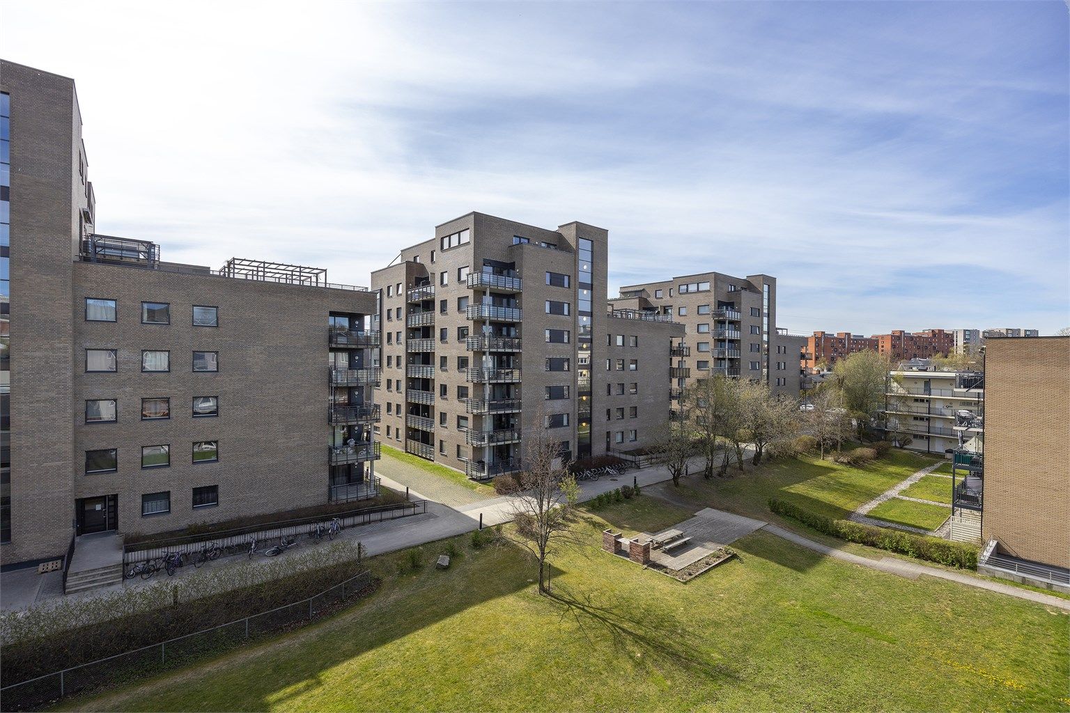 Sydvendt, solrik balkong på 6 m². Selger opplyser om sol på balkongen fra ca. kl. 11.00 til solnedgang. Fin utsikt mot fellesområdet