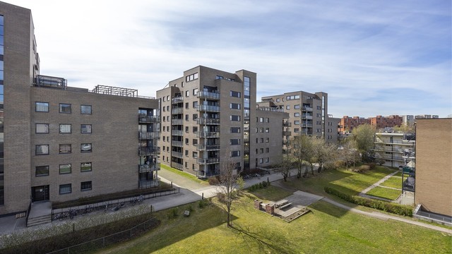 Sydvendt, solrik balkong på 6 m². Selger opplyser om sol på balkongen fra ca. kl. 11.00 til solnedgang. Fin utsikt mot fellesområdet