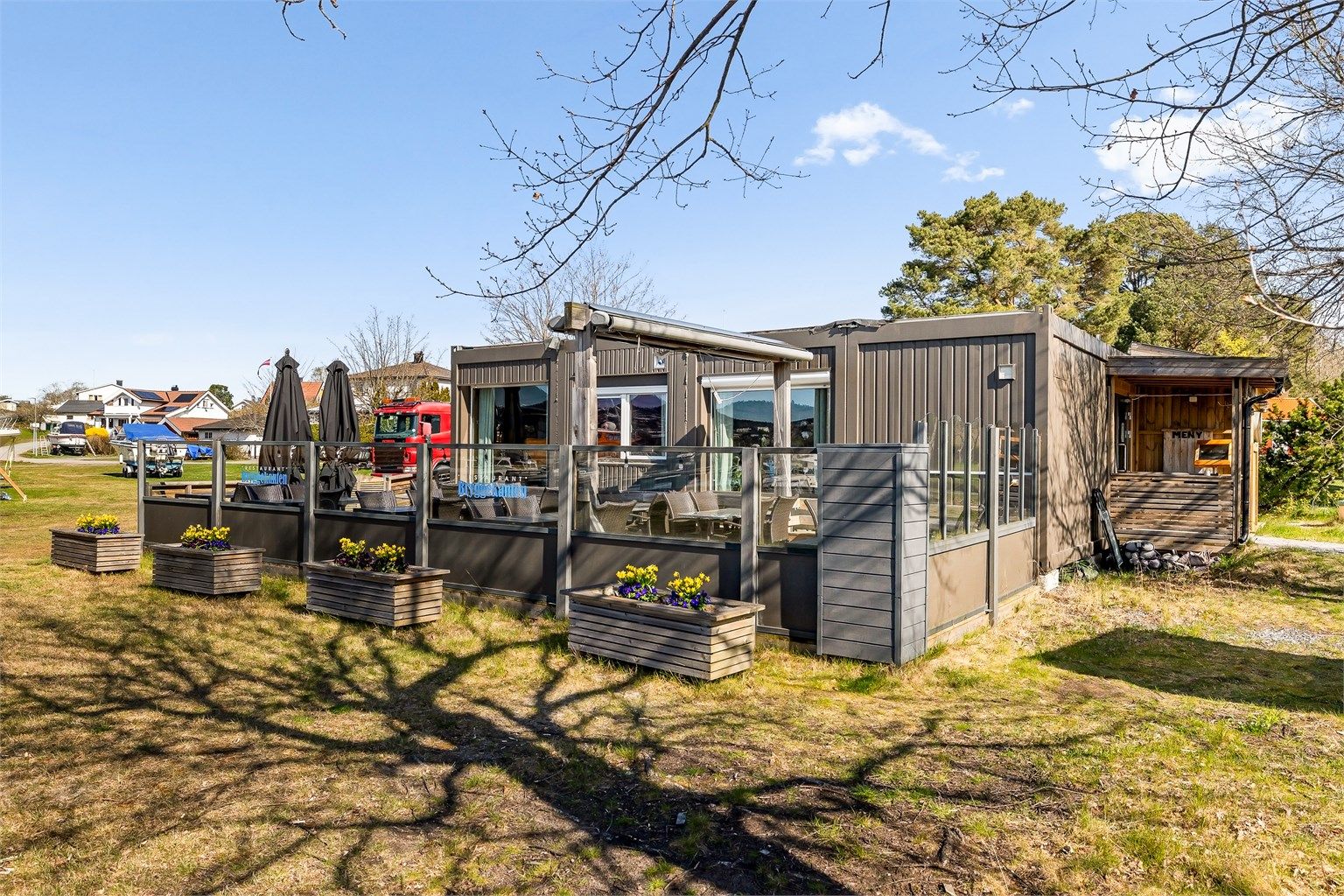 Bistroen på øya ligger også nede ved småbåthavna.