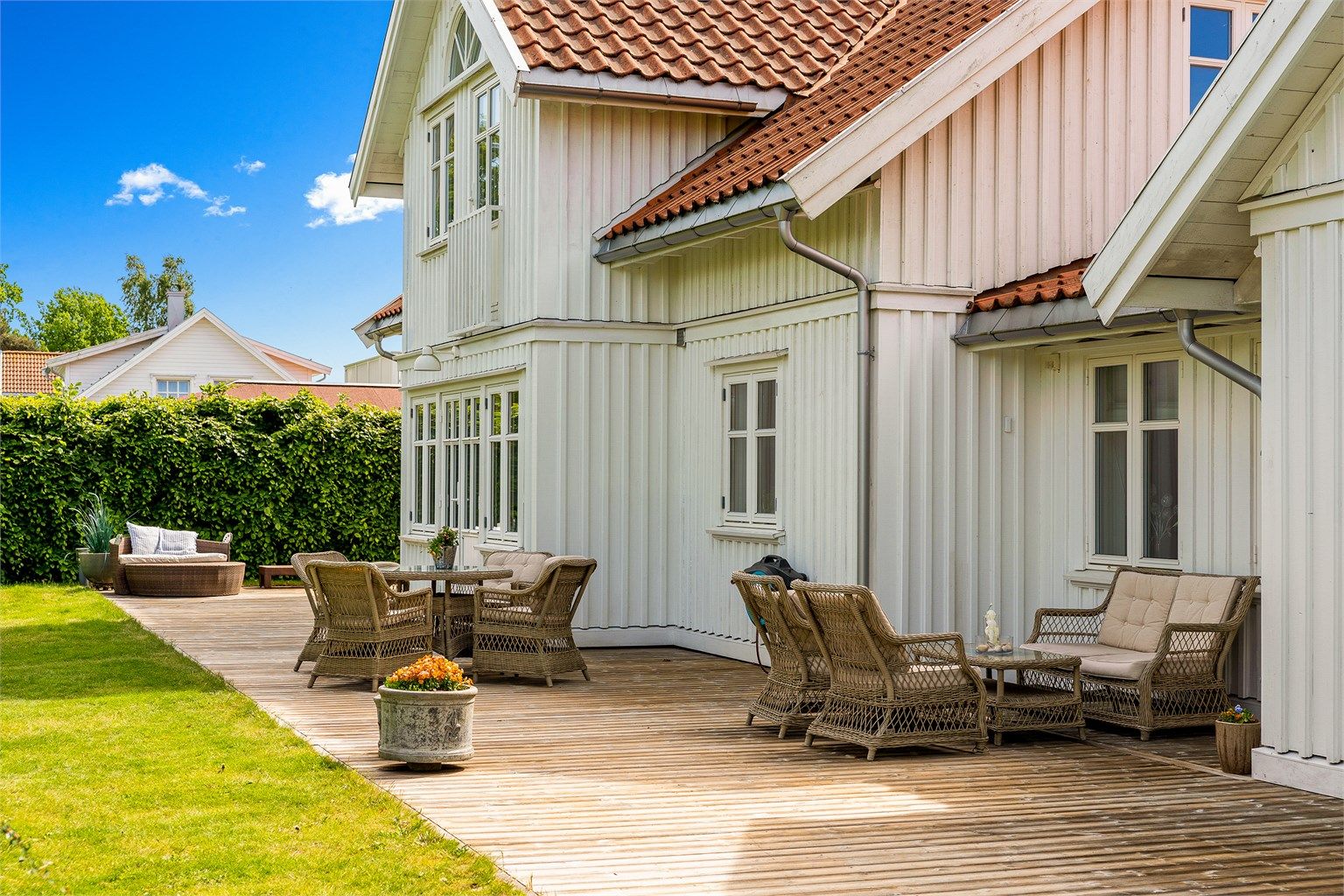 Terrassen har god plass til flere sittegrupper.