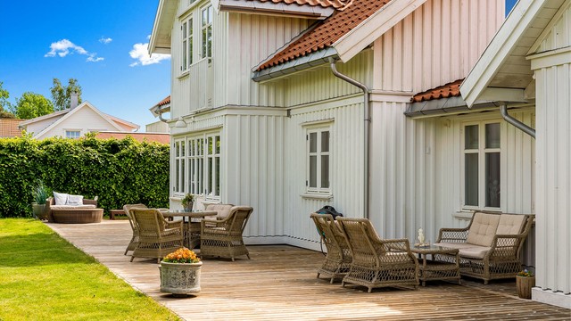 Terrassen har god plass til flere sittegrupper.