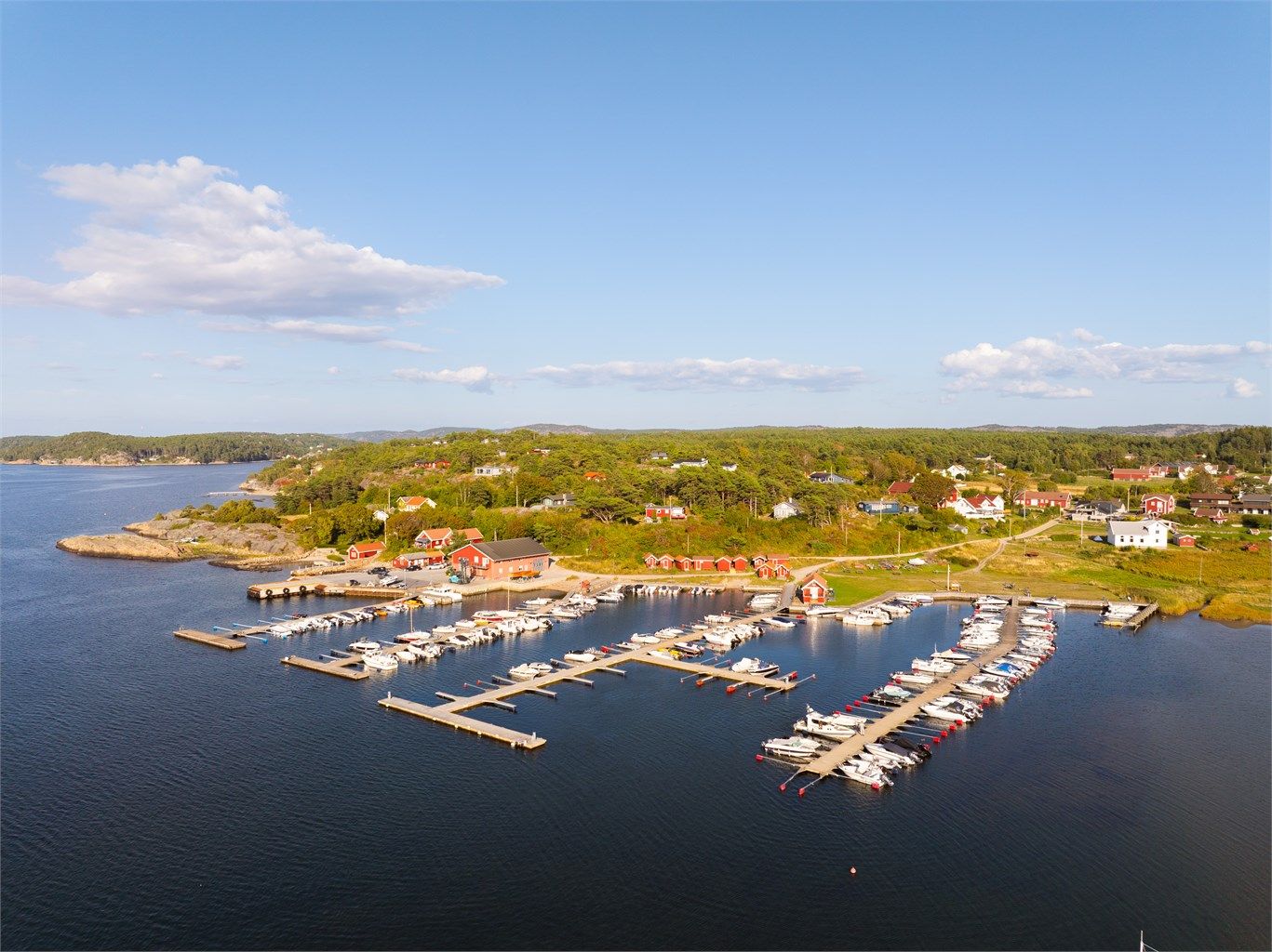 Dagens eier leier privat båtplass ved Nedgården vest på øya, en liten sykkeltur unna hytta.