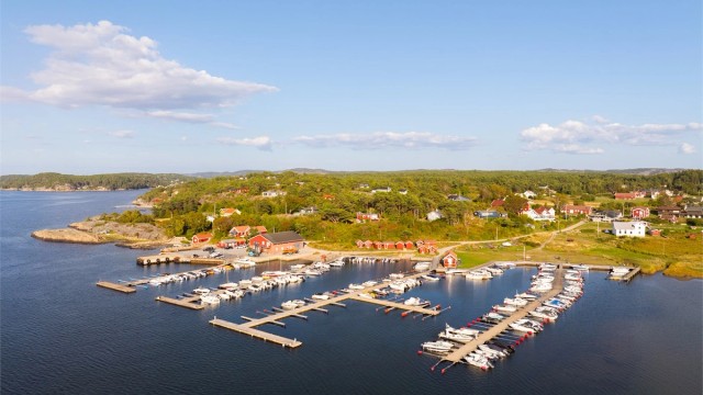 Dagens eier leier privat båtplass ved Nedgården vest på øya, en liten sykkeltur unna hytta.