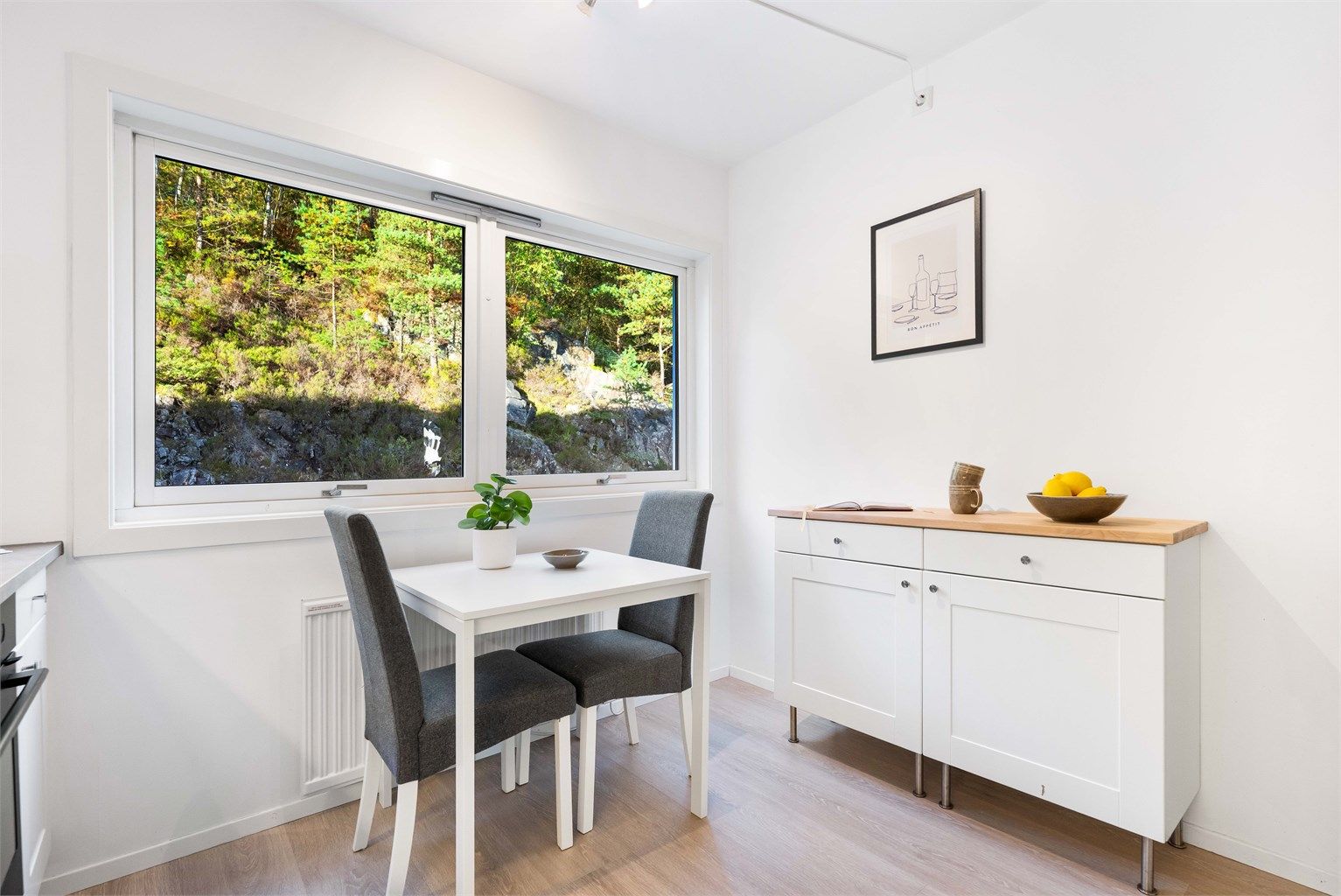 - Hyggelig frokostplass ved vinduet -