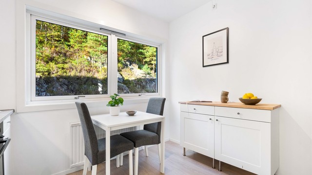 - Hyggelig frokostplass ved vinduet -