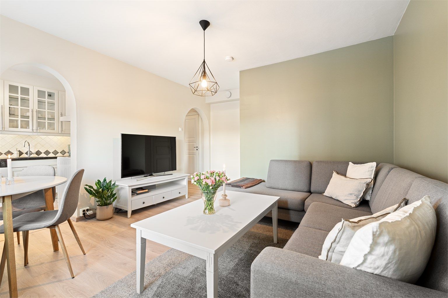 Åpen løsning mellom stue og kjøkken gir en praktisk og sosial romfølelse. Stue- og kjøkkenarealet måler til sammen romslige 23 kvm. 