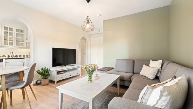 Åpen løsning mellom stue og kjøkken gir en praktisk og sosial romfølelse. Stue- og kjøkkenarealet måler til sammen romslige 23 kvm.