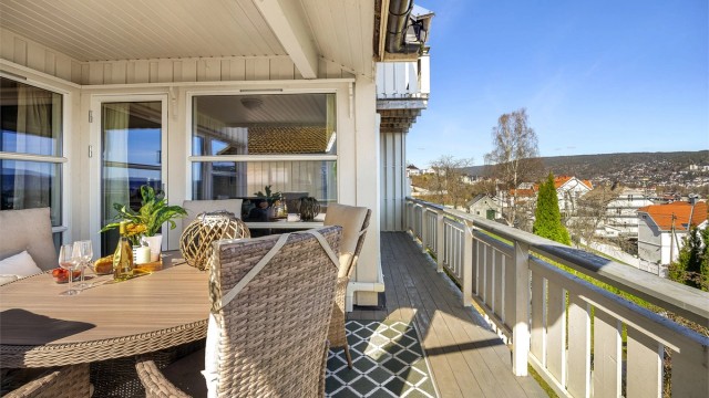 Verandaen strekker seg langs stuen og kjøkkenet, med utgang fra begge rom.