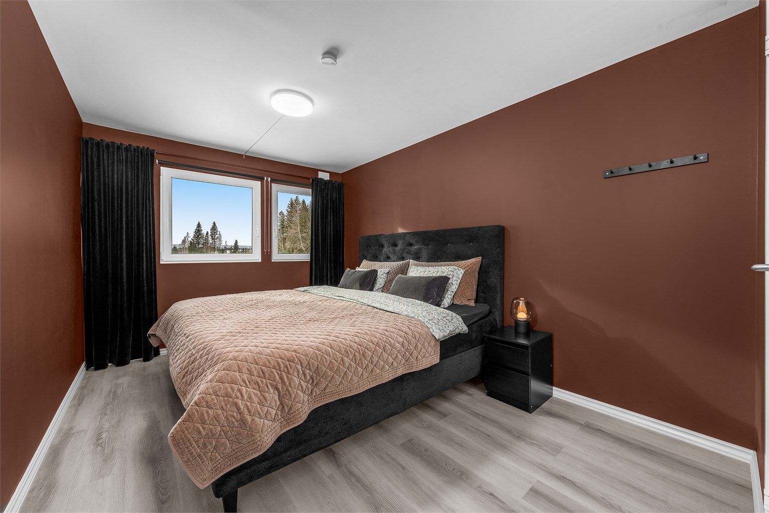 Romslig soverom i lune farger