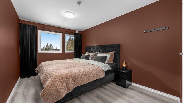 Romslig soverom i lune farger