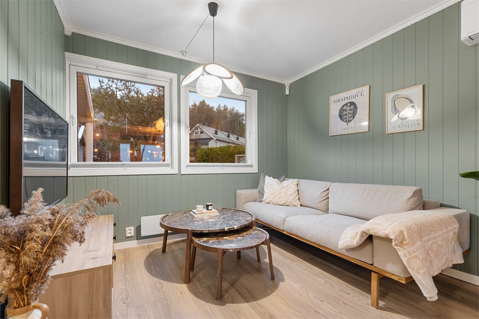 Det er rikelig med lysinnslipp gjennom store vindusflater som skaper en luftig romfølelse.