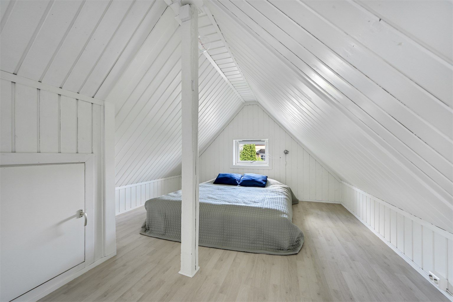 Lyst og praktisk loft. Loftet har 25 kvm gulvareal som er klassifisert som ikke måleverdig areal (ALH) grunnet lav takhøyde og skråtak (Ikke godkjent til varig opphold).