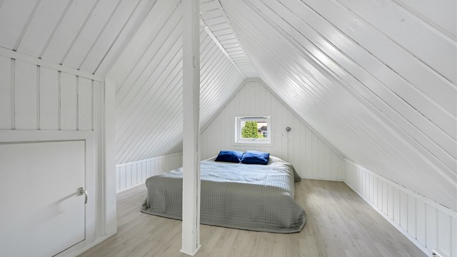 Lyst og praktisk loft. Loftet har 25 kvm gulvareal som er klassifisert som ikke måleverdig areal (ALH) grunnet lav takhøyde og skråtak (Ikke godkjent til varig opphold).