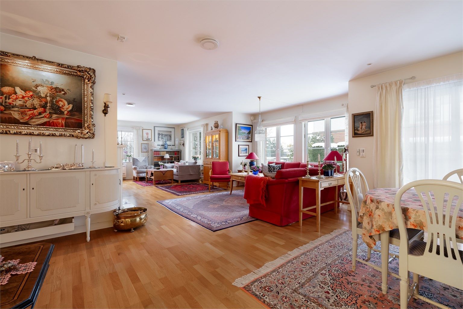 Stuen er av god størrelse og kan enkelt innredes med en hyggelig sittegruppe og tilhørende salongbord og tv-seksjon.