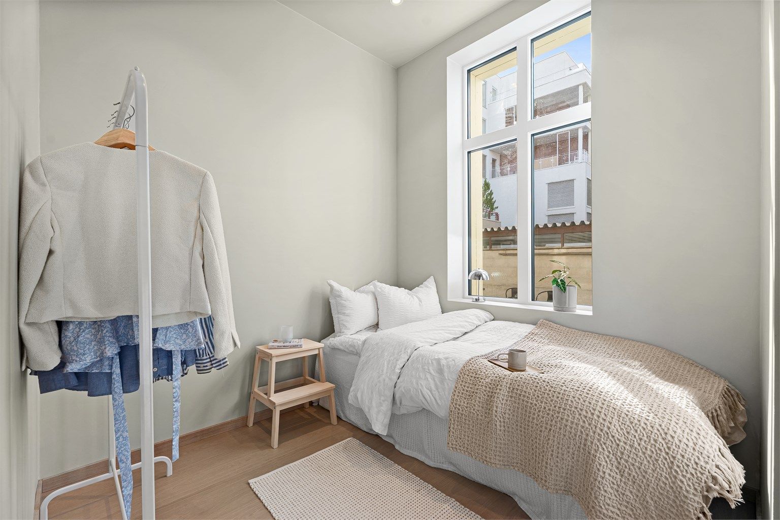 Lyst og lunt soverom vendt mot rolig bakgård.