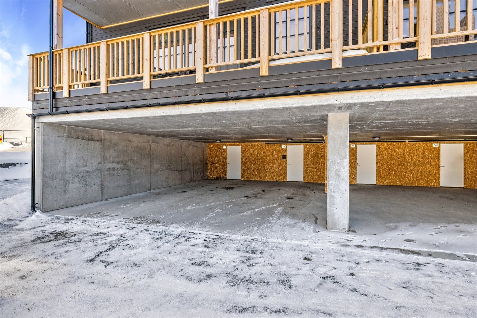 Leiligheten disponerer parkeringsplass med installert el-lader i felles carport. Innenfor plasser disponeres en ekstern bod på 8 m².