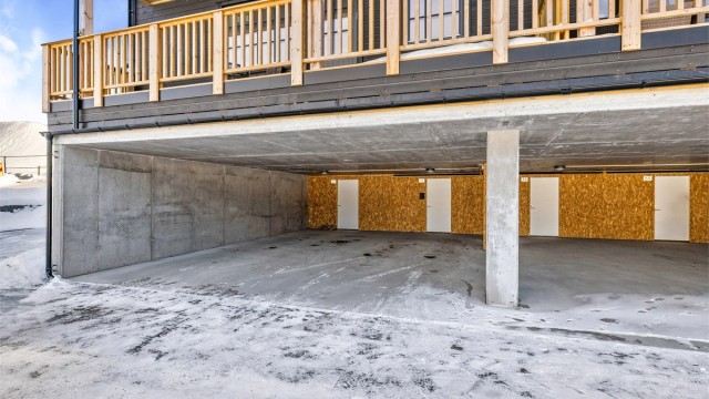 Leiligheten disponerer parkeringsplass med installert el-lader i felles carport. Innenfor plasser disponeres en ekstern bod på 8 m².