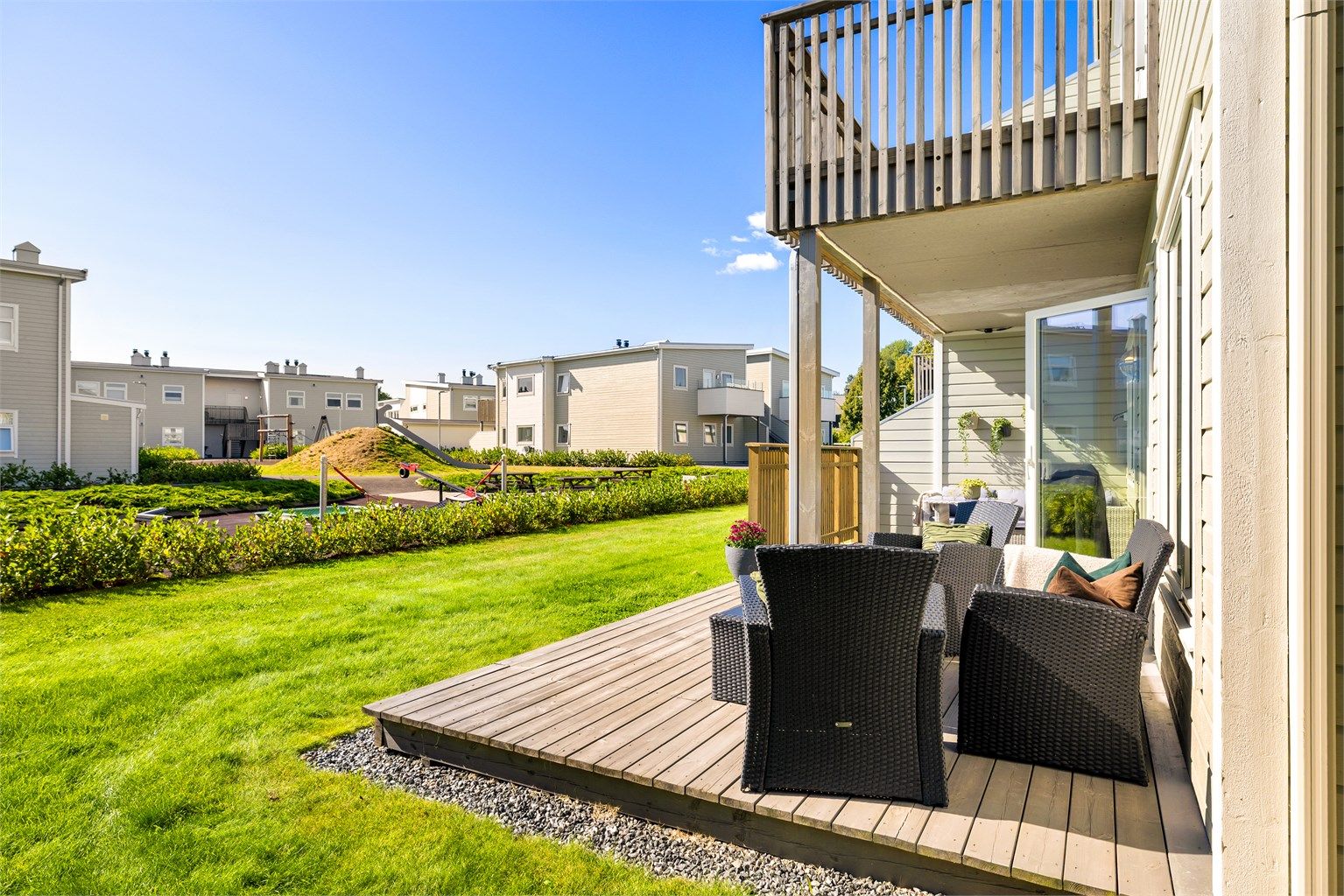 Sommerstid er det sol på terrassen allerede fra rundt kl. 12 og helt til rundt kl. 20.