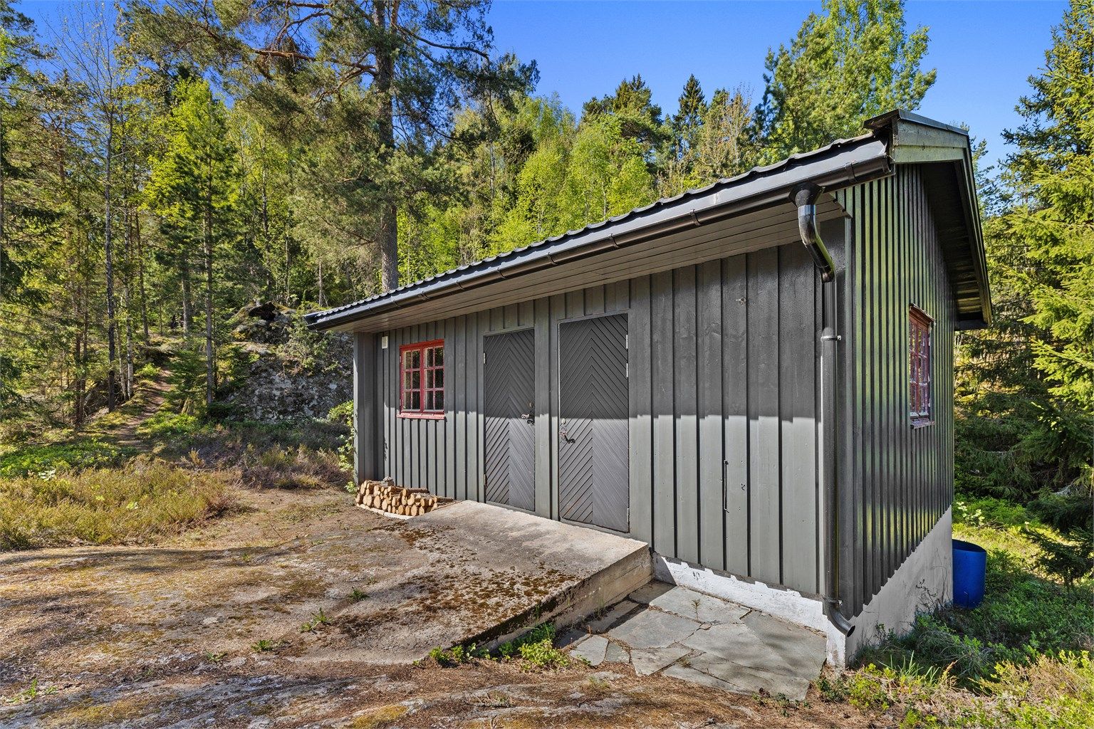 Annekset står solid på grunnen og er oppført på grunnmur i betong med isolert bindingsverksvegger utvendig kledd med tømmermannspanel. Saltakskonstruksjon tekket med taksteinsplater i metall