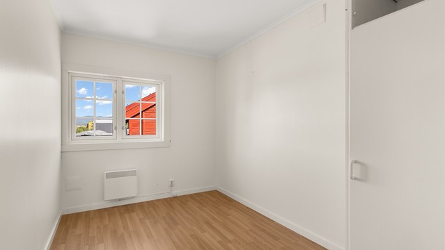 Soverom to i første etasje passer utmerket som barnerom eller gjesterom.
