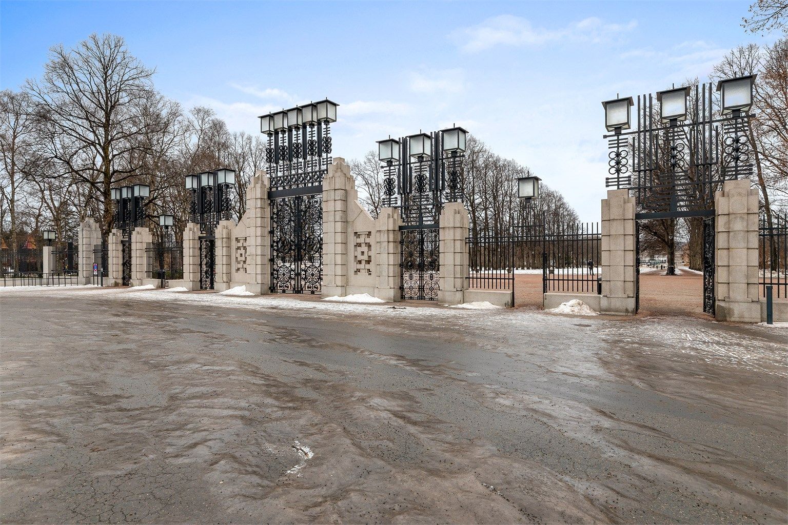 Kun 17 minutter å gå fra leiligheten ligger Vigelandsparken. Her kan man gå på café, se på skulpturene, slappe av i gresset med en god bok eller gå seg en tur på stiene mellom de mange gressplenene.