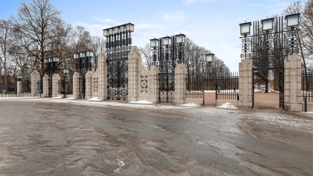 Kun 17 minutter å gå fra leiligheten ligger Vigelandsparken. Her kan man gå på café, se på skulpturene, slappe av i gresset med en god bok eller gå seg en tur på stiene mellom de mange gressplenene.