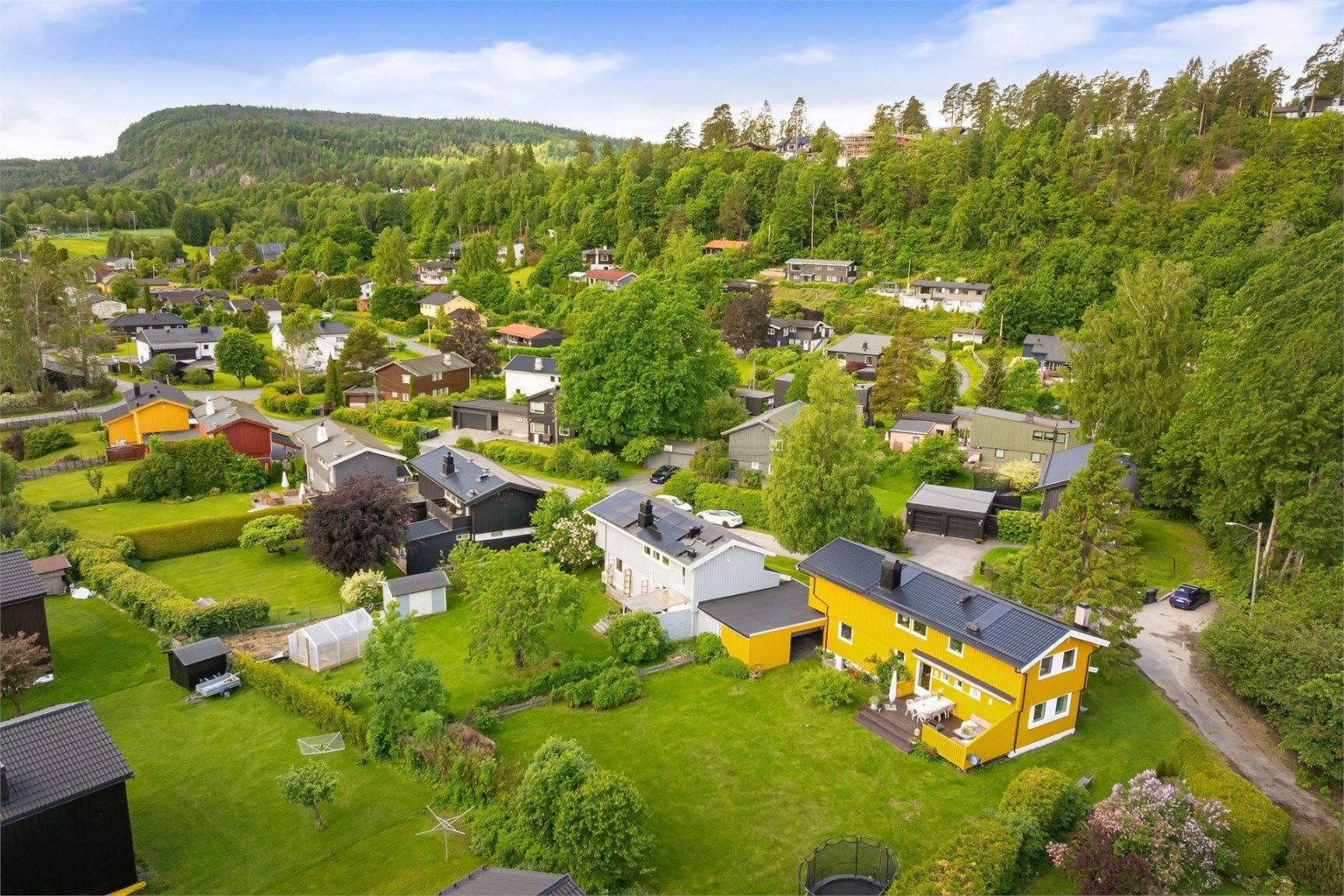 Vestmarka ligger like ved og byr på et stort nettverk av turstier, sykkelveier og skiløyper.