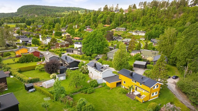 Vestmarka ligger like ved og byr på et stort nettverk av turstier, sykkelveier og skiløyper.