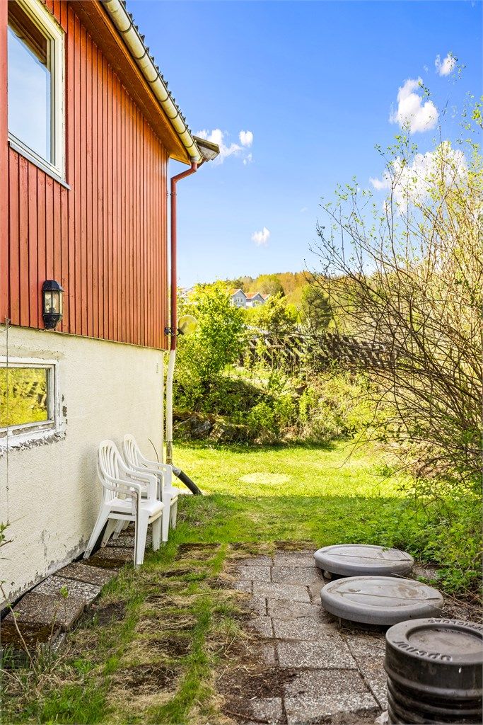 Boligen er tilknyttet et privat minirenseanlegg.