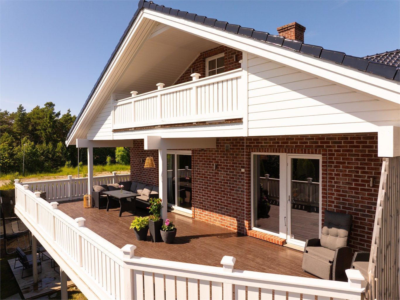 I tillegg til et innholdsrikt indre er det stor tumleplass utendørs. Terrasse, platting, balkong og veranda er til sammen på over 100 kvm.
