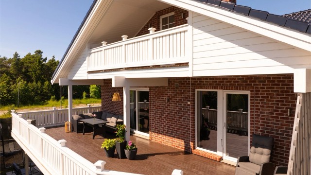 I tillegg til et innholdsrikt indre er det stor tumleplass utendørs. Terrasse, platting, balkong og veranda er til sammen på over 100 kvm.