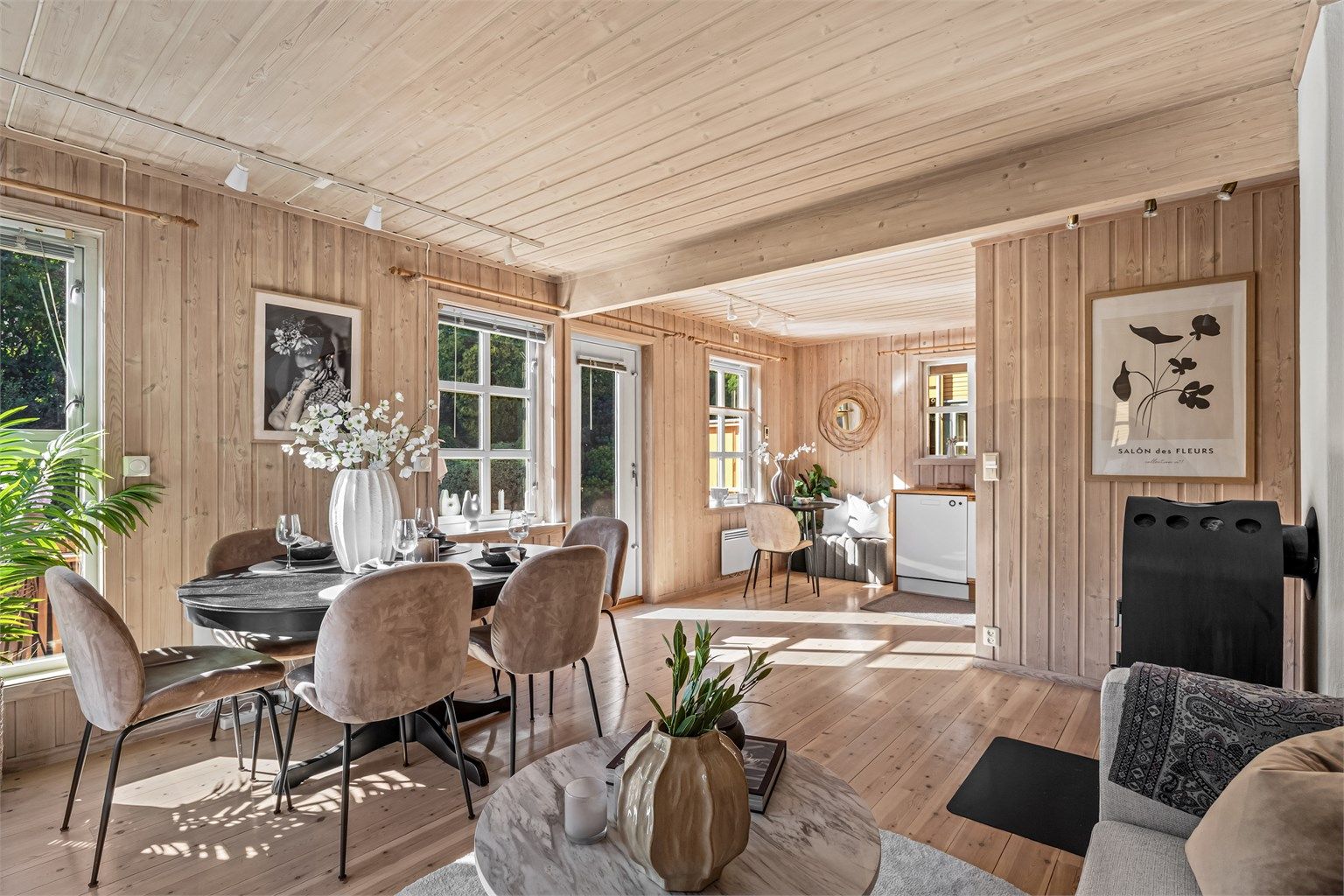 Vinduer fra flere sider som gir godt med naturlig lysinnslipp