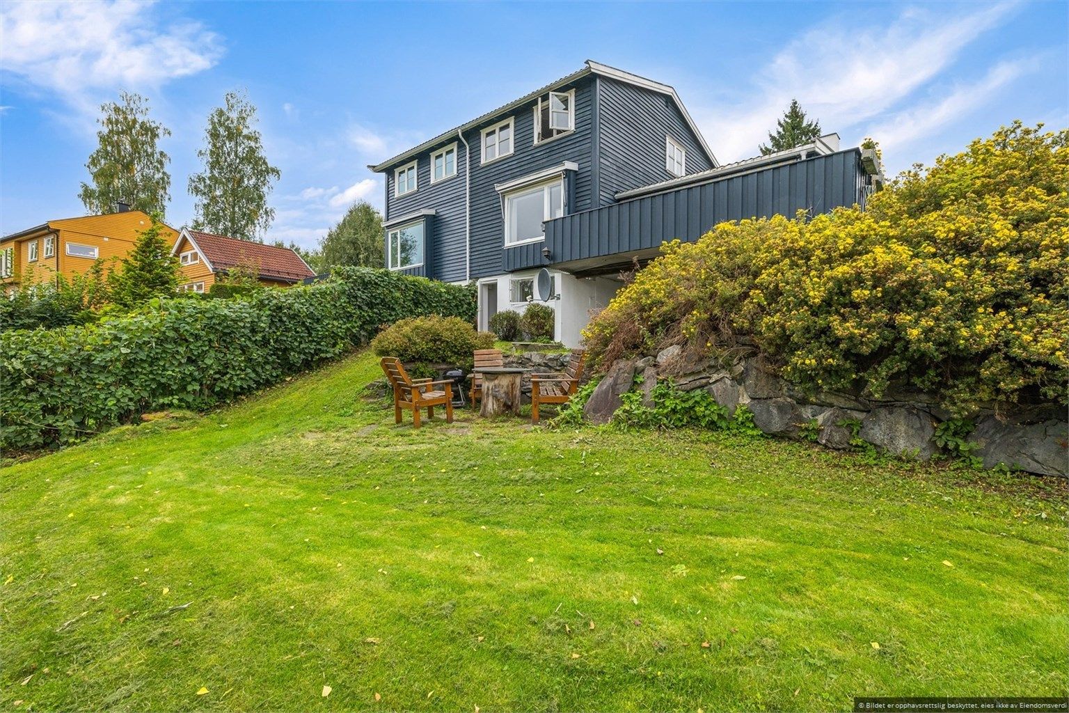 En innholdsrik og stor del av en tomannsbolig med en familievennlig beliggenhet.