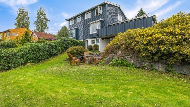 En innholdsrik og stor del av en tomannsbolig med en familievennlig beliggenhet.